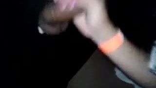CASADA PUTA MAMANDO MEU PAU E DOS MEUS AMIGOS NO GLORY HOLE