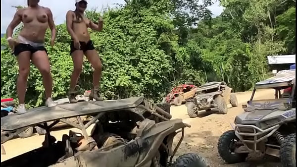 Jovenes b. bailandole a viejos ruta montañas Culiacan Sinaloa Mexico